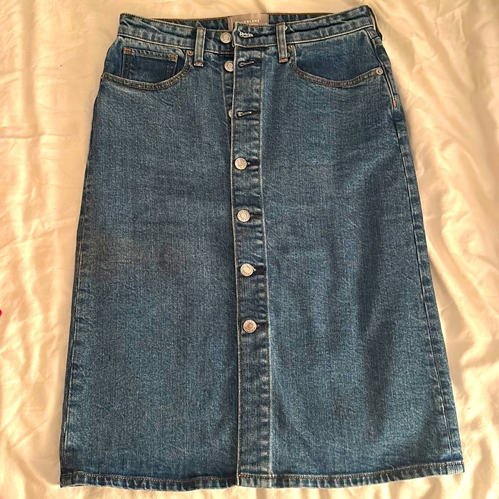 Everlane denim pencil skirt, size 26, midi, front button. medium blue, very chic